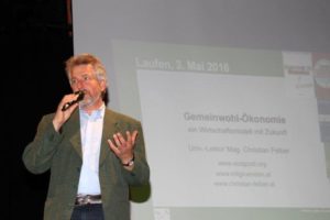 Franz Galler begrüßt stolz 335 Gäste in dre voll besetzten Laufener Salzachhalle